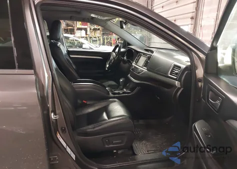 2017 Toyota Highlander Xle z USA, uszkodzony, nr VIN 5TDJZRFH4HS512025